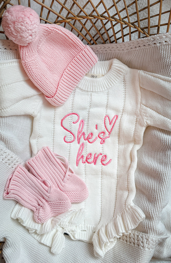 "She’s here" bundle with rose beanie and booties - Organic Cotton - Newborn